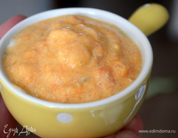 разложить по формочкам для запекания, которые заранее нужно смазать сливочным маслом и присыпать сухарями (или манкой). У меня вот такие маленькие кастрюльки для жюльена, а можно и в одной большой стеклянной или керамической, или даже в силиконе! 