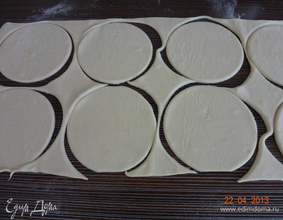 Пласт теста раскатать толщиной 7-8 мм, круглой или фигурной выемкой вырезать четное количество кружков.