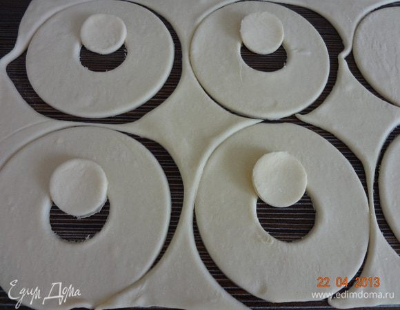 Из половины кружков меньшей выемкой вырезать середину так, чтобы получились кольца. 