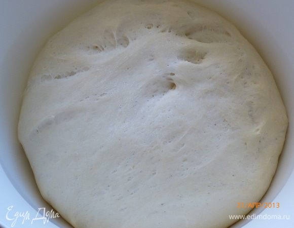 Замешиваем тесто по своему любимому рецепту. У меня тесто самое простое, проверенное временем. Дрожжи развожу в теплой воде, добавляю оливковое масло, соль, просеиваю муку, все хорошо вымешиваю. Закрываю полотенцем, оставляю  тесто на 1.5-2 часа подниматься.