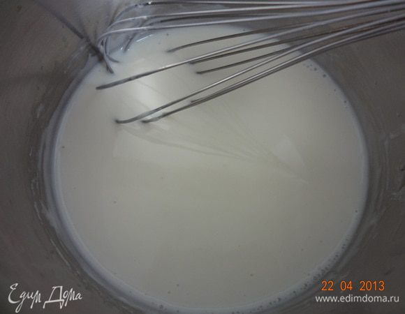 Для крема смешать в сотейнике венчиком  лимонный сок, сахар, муку, добавить холодное молоко, поставить на слабый огонь и постоянно помешивая сварить густой крем (у меня заняло 15 минут), снять с огня и периодически помешивая остудить. 