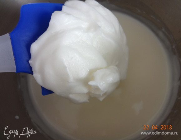 Белки взбить до устойчивых пиков с каплей лимонного сока и аккуратно ввести в остывший крем.