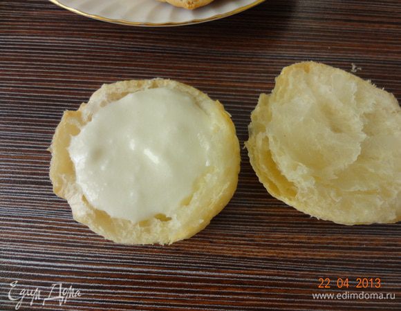 Кружочки из теста разрезать пополам, на нижнюю половинку положить немного крема, сверху положить колечко из теста и в серединку положить еще немного крема. Нажимать сильно не нужно, пирожное очень нежное.