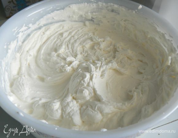 взбить сливки с сахаром,добавить творожный сыр.еще раз взбить