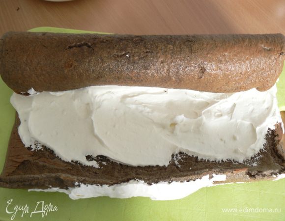 аккуратно развернуть рулет,