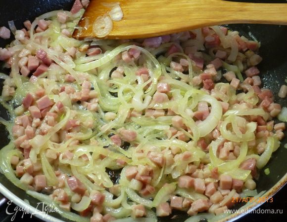 Пока тесто поднимается, готовим начинку. У меня дома была грудинка свиная, колбаса вареная, это и будет мясное слагающее моей пиццы. Грудинку режем кубиками, слегка обжариваем. Добавляем, нарезанный полукольцами, репчатый лук, жарим до прозрачности на среднем огне.