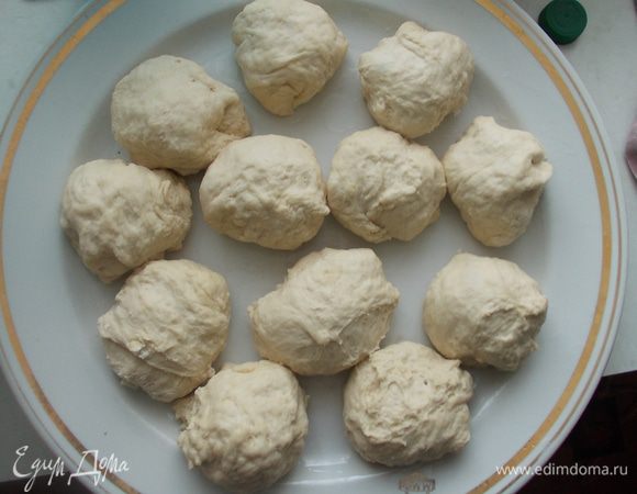 Затем поделить тесто на маленькие шарики,предварительно смазав руки маслом  и накрыть их пищевой пленкой,оставить на 10-15 минут. 