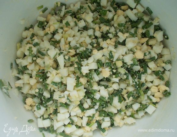 Для приготовления начинки,порезать яйца и лук,посолить и поперчить.