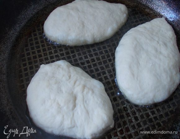 Затем,лепим пирожки и обжариваем на растительном масле с двух сторон.