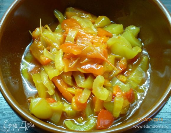 ..перец сладкий болгарский, у меня был из домашнего лечо. Еще нам нужен соус, любой томатный. Я просто смешала кетчуп и майонез.