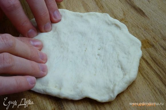 Когда тесто подошло, начинаем формировать пиццу. Раскатываем тесто в жгут, разрезаем на 17 частей. У меня из такого количества теста получилось именно 17 пицц (фото забыла сделать, извиняйте). Каждый кусочек разминаем в лепешку, как будто собираемся стряпать пирожки.