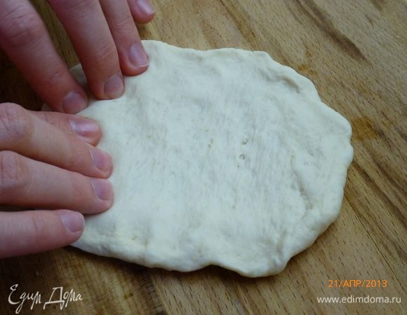 Когда тесто подошло, начинаем формировать пиццу. Раскатываем тесто в жгут, разрезаем на 17 частей. У меня из такого количества теста получилось именно 17 пицц (фото забыла сделать, извиняйте). Каждый кусочек разминаем в лепешку, как будто собираемся стряпать пирожки.