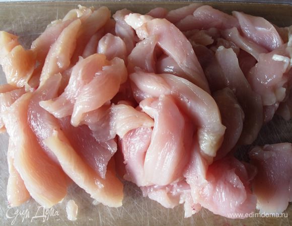 Филе куриной грудки нарежьте тонкими полосками.
