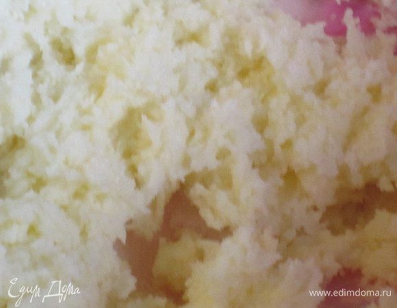 Взбить сливочное масло комнатной температуры с сахаром до получения  кремообразной массы.