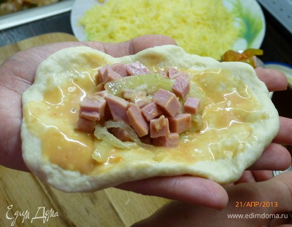 На каждую лепешку выкладываем 1 ст.л соуса, размазывая его, далее 1 ст.л. грудинки с луком, немного вареной колбасы...