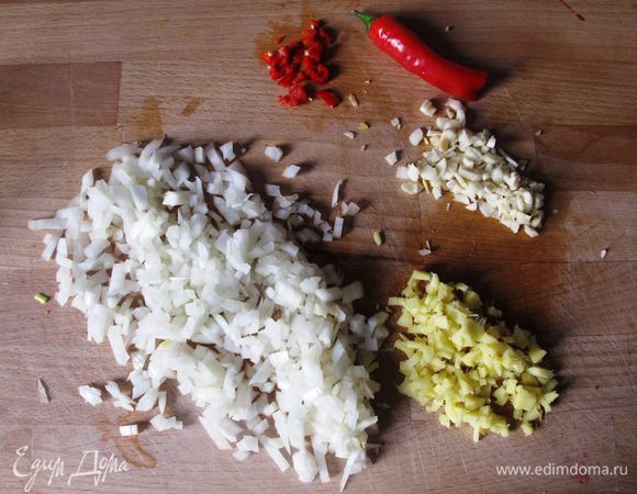 Лук, имбирь, чеснок и немного красного перца (он очень коварный!) мелко нарежьте.
