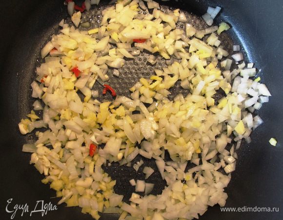 В сковороду налейте несколько ложек оливкового, кунжутного или любого растительного масла, разогрейте, положите лук, чеснок, имбирь и перец, готовьте несколько минут.
