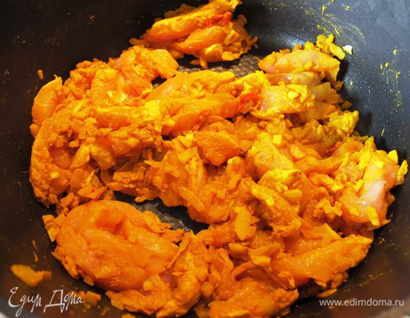 Положите курицу, нарезанную полосками, слегка обжарьте на сильном огне.