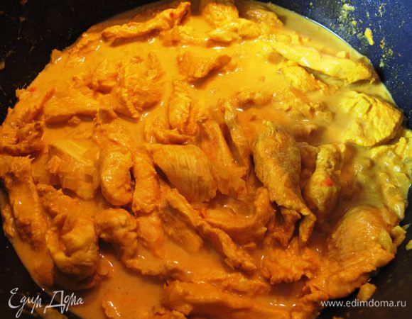 Добавьте кокосовое молоко, сок половины (можно больше) лайма, посолите по вкусу. Тушите 10 минут до готовности курицы.
