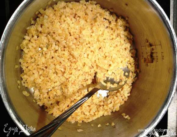 Пока тушится курица, сварите рис. Залейте его водой (воды должно быть в 0,5 раза больше, чем риса). Например, на 1 стакан риса — 1,5 стакана воды. Отварите до готовности.