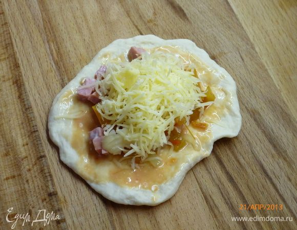 ...сверху выкладываем сыр. 