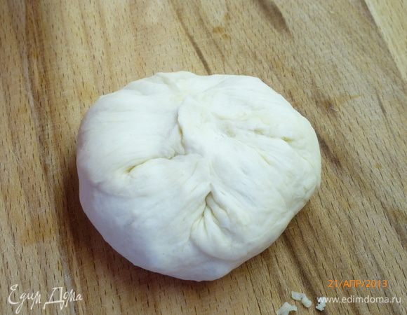 Запечатываем нашу будущую пиццу, придавая ей форму булочки.