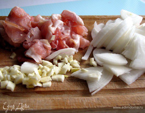 Измельчить чеснок и лук, нарезать бекон полосками.