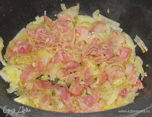 Разогреть в сотейнике или кастрюле с толстым дном сливочное масло и обжарить лук, чеснок и бекон в течении 2-3 минут.