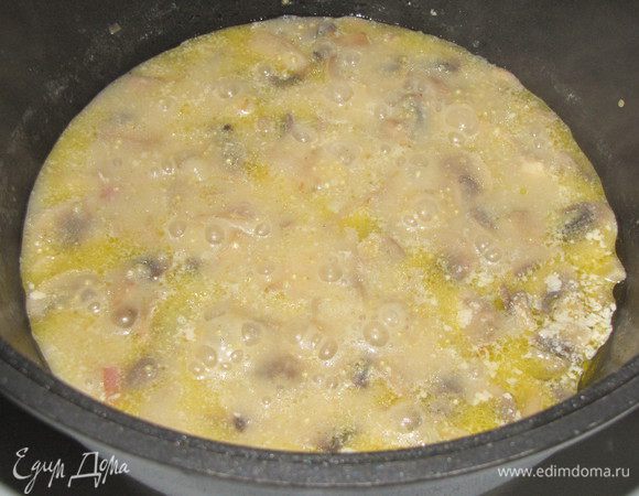 Промыть киноа и добавить в сотейник. Влить бульон или воду  и тушить 10-15 минут до готовности (мне, почему- то, понадобилось больше времени для готовности крупы). В конце варки добавьте тертый пармезан.