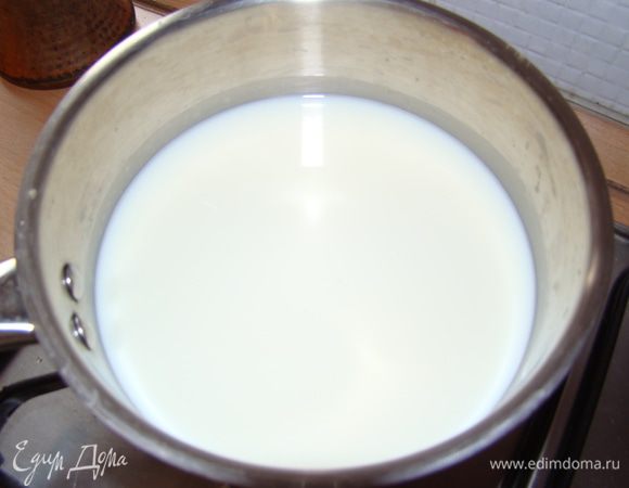 Молоко нагреваем с сахаром
