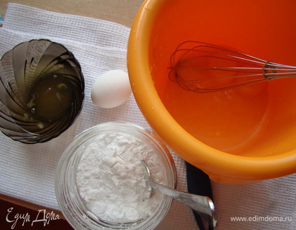 Желтки отделяем от белков, растираем с сахарной пудрой и ванилью