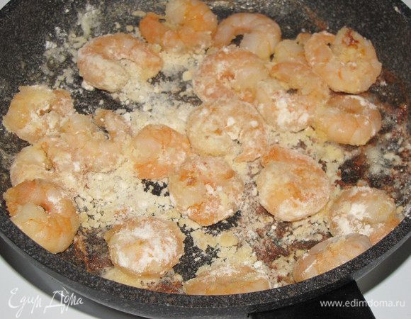 Посыпать мукой и обжаривать еще одну минуту.