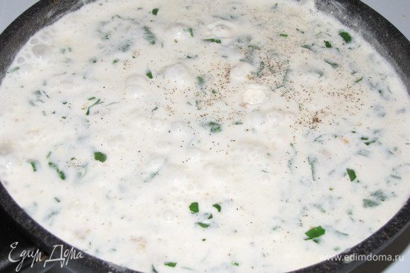 Аккуратно влить воду и сливки, добавить сливочный сыр, перемешать. Посолить, поперчить и добавить мелко нарезанную петрушку. Довести до кипения и варить до загустения соуса.