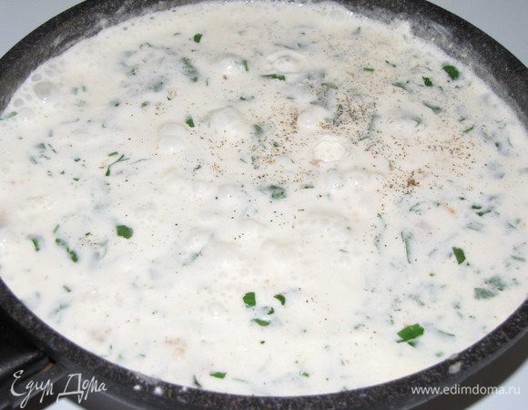 Аккуратно влить воду и сливки, добавить сливочный сыр, перемешать. Посолить, поперчить и добавить мелко нарезанную петрушку. Довести до кипения и варить до загустения соуса.