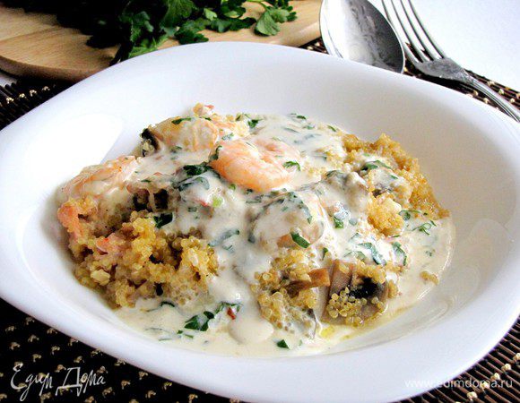 Подавайте киноа, полив соусом. Приятного аппетита!