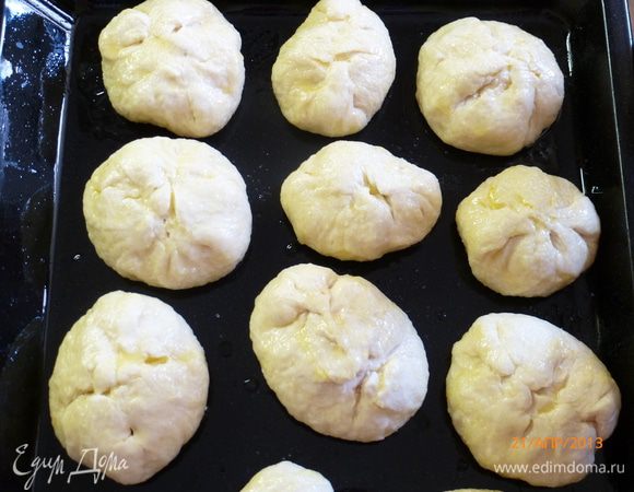 Сверху смазываем пиццу растопленным сливочным маслом и посыпаем солью крупного помола. У меня грудинка была солоновата, потому соль лишней оказалась. А если начинка пресная, то соль очень даже кстати будет. 