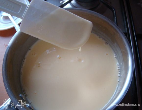 Варим смесь до загустения (чтобы смесь обволакивала лопатку) на медленном огне