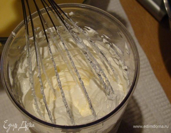 В это время взбиваем холодные сливки, смешиваем с заварным кремом