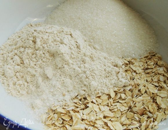 С миске смешать все виды муки, соль, сахар и разрыхлитель.