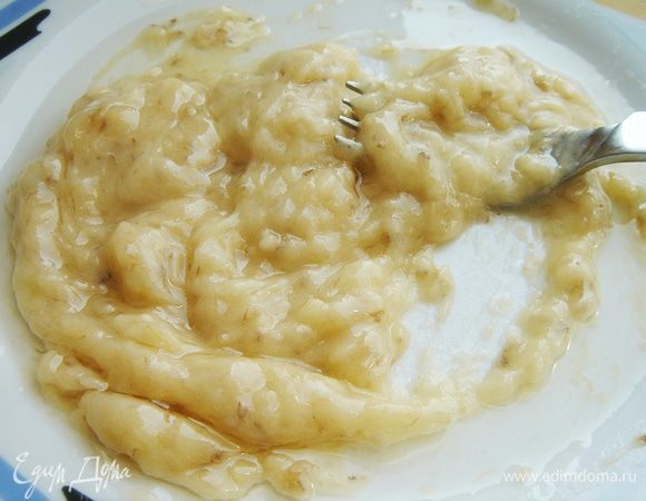 Банан размять вилкой и смешать с растительным маслом.