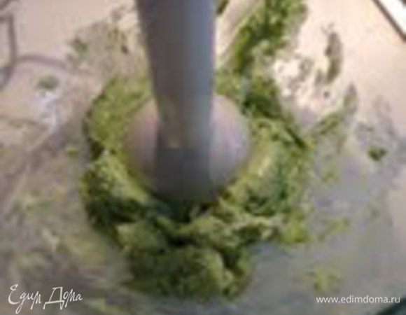 Масло оставить при комнатной температуре минут 30, чтобы стало мягкое.
Разделить на 2 части.
1 часть при помощи блендера пюрировать вместе с черемшой и петрушкой.