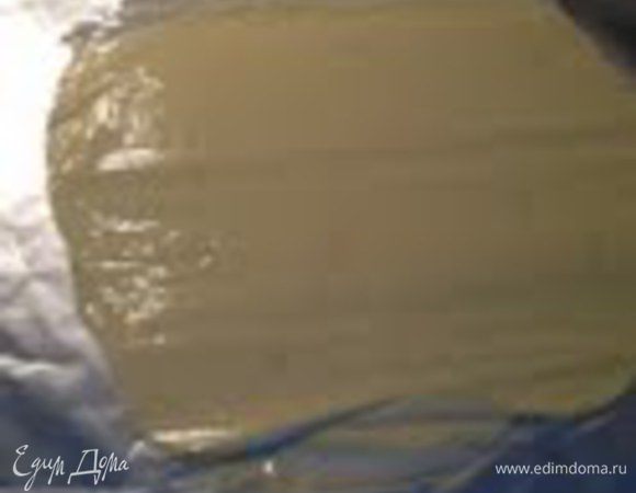 Затем на пищевой пленке раскатать в форме прямоугольника.

