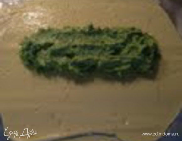 В центр положить пюре из черемши и скатать.
Завернуть рулетом и переместить в морозильную камеру