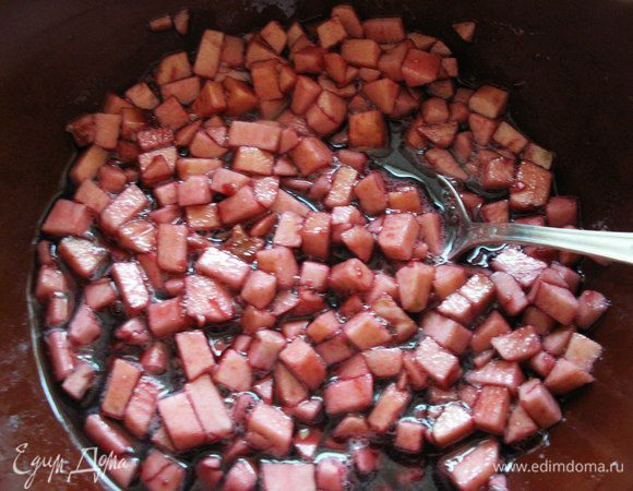  Яблоки маринуем в сиропе и специях 20-30 минут.