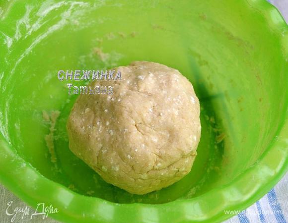 Добавляем соль, оба вида муки и гашёную соду. Вымешиваем руками тесто.

