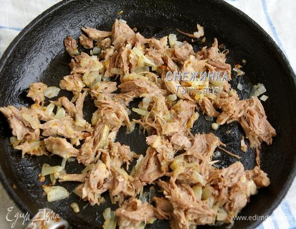 Для начинки луковицу мелко нарезаем и обжариваем на растительном масле. Затем добавляем измельчённое мясо, жарим ещё пару минут.