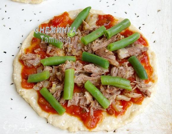 Затем раскладываем мясную начинку, а сверху – припущенную в кипятке спаржевую фасоль.