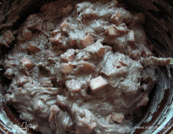 Смешиваем яблоки с яично-масляной массой.