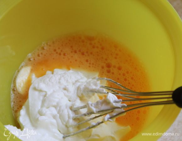 Слегка взбить нужно яйца с солью и добавить к ним творог. Размешаем все. Соль смотрите по своему вкусу, я бы добавила еще.