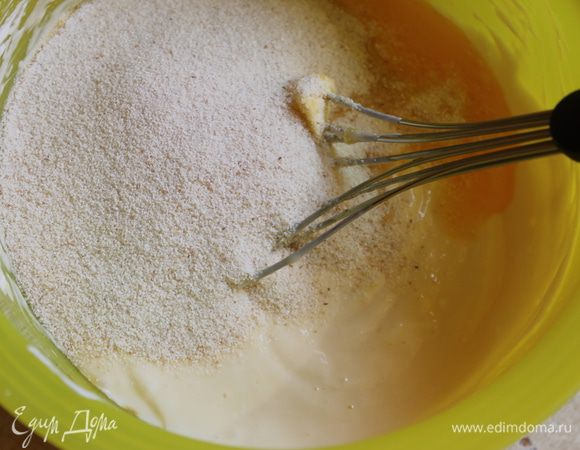 Добавим манку и масло, растопленное. Размешаем все. 